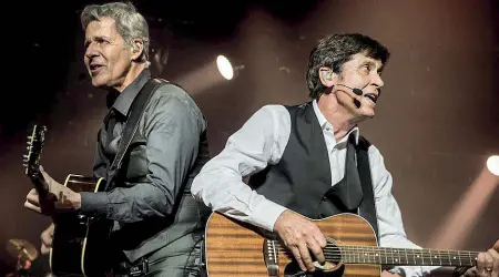  ??  ?? In scena Claudio Baglioni e Gianni Morandi insieme sul palco dell’Arena