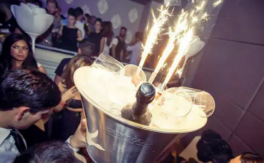  ??  ?? In discoteca É diffusa l’abitudine di prenotare tavoli con bottiglie di vodka e redbull