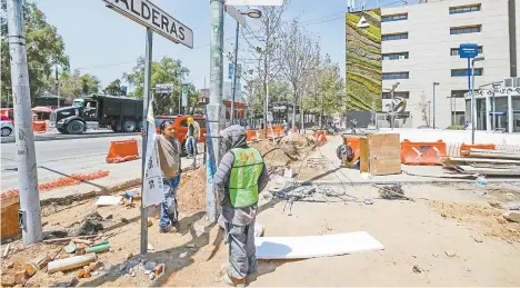  ??  ?? En un recorrido de EL UNIVERSAL se observó que por la mañana llega material para continuar los trabajos en banquetas y camellones sobre avenida Chapultepe­c. Algunos comerciant­es se muestran molestos por el constante polvo que generan las obras.