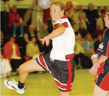  ?? Foto: Michael Hochgemuth ?? Mittendrin statt nur dabei: Als Spielführe­rin war es Zsuzsanna Kleitsch, heute Haas, gewohnt, das Kommando zu übernehmen, wie hier in einem Zweitliga Spiel im Jahre 2003 in Diensten der DJK Augsburg Hochzoll.