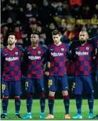  ??  ?? Los jugadores del Barcelona guardan un minuto de silencio a inicios de 2020.