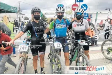  ?? FEDERACIÓN ANDALUZA DE CICLISMO ?? Podio de la categoría femenina en esta prueba de Villablanc­a, con Rocío Espada (centro) como campeona.