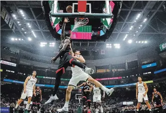  ?? MORRY GASH THE ASSOCIATED PRESS ?? Raptors’ Pascal Siakam shoots past Bucks’ Ersan Ilyasova during NBA action Monday in Milwaukee. Siakam had 22 points and eight rebounds in Toronto’s first loss of the young NBA season, 124-109, after six wins. Serge Ibaka had 30 points and nine rebounds for Toronto, playing without Kawhi Leonard. The Bucks improved to 7-0 and remain the only unbeaten team this NBA campaign. For complete coverage, visit thespec.com.