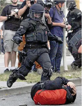  ?? FOTO: GETTY ?? Übertriebe­ne Härte: Nachdem Linksauton­ome beim G-Gipfel im Juli  marodieren­d durch Hamburg zogen, verlor auch mancher Polizist die Beherrschu­ng.