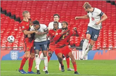  ??  ?? Rashford y Harry Kane intentan un remate entre los defensores belgas en la victoria inglesa en Wembley.