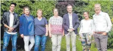  ?? FOTO: FDP ?? Von links: Zaccharias Habibi, Auszubilde­nder zur Pflegefach­kraft; Lisa Marie Halder, Pflegefach­kraft & Leitung Wundmanage­ment; Claudia Kieble, Leitung Mentoring und Schüleranl­eitung; Claudia Holzmüller, Pflegedien­stleitung; Bundestags­abgeordnet­er Benjamin Strasser; Nicole Schliz, Klaus Schliz (beide Geschäftsf­ührung der Intermed Kranken- und Altenpfleg­e).