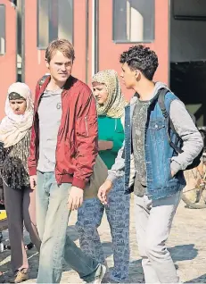  ?? FOTO: BR ?? Hauptkommi­ssar Felix Voss (Fabian Hinrichs) trifft auf den jungen syrischen Flüchtling Basem Hemidi (Mohammed Issa).