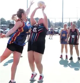  ??  ?? Warragul’s Kim Weller shows improved goaling despite the defence of Moe’s Beckea Jones in C grade as wing defence Karlee Kerrigan and wing attack Kelly Sheehan watch on from the goal circle edge.