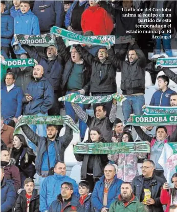  ?? VALERIO MERINO ?? La afición del Córdoba anima al equipo en un partido de esta temporada en el estadio municipal El Arcángel