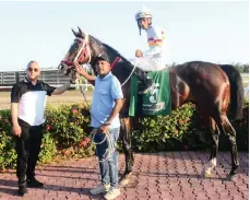  ?? ?? Juan Efraín Ozuna y Pedro (Pepe Solar) Peguero, posan con Wickewells JLC en el círculo de ganadores tras su primer triunfo del 2024. (Marcelo de La Cruz)