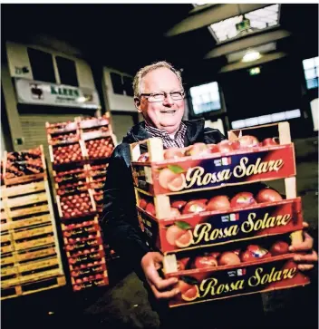  ?? FOTO: ANDREAS BRETZ ?? Seit 1985 arbeitet der gelernte Gartenbaut­echniker Hans-Peter Deutschman­n auf dem Großmarkt, vier Jahre später wurde er Teilhaber bei Karl Klees Fruchtimpo­rte. Die Halle ist sein zweites Zuhause.