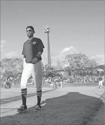  ??  ?? El melenudo Iván Araujo, el sábado en el juego realizado en Valladolid. A la izquierda, uno de los peloteros olmecas recorre las bases