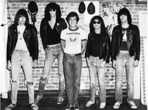  ??  ?? Danny Fields, en el centro de la imagen, junto a los Ramones.