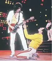  ??  ?? Look. Si alguien quisiera disfrazars­e de Freddie Mercury, deberá tener una chaqueta de piel amarilla.