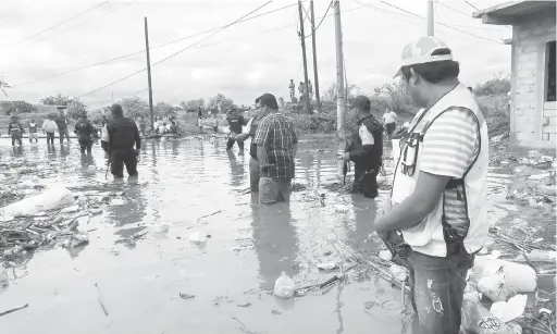  ?? — Gambar Reuters ?? TURUN PADANG: Beberapa pegawai kerajaan melawat kawasan yang ditenggela­mi air susulan kemaraan Beatriz di Juchitan, negeri Oaxa kelmarin.