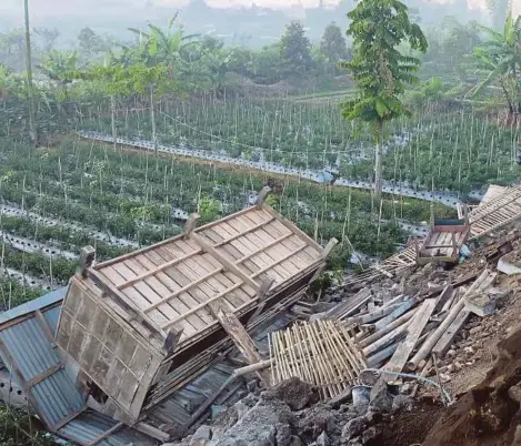  ?? REUTERS PIC ?? The aftermath of an earthquake in Lombok, Indonesia, yesterday.