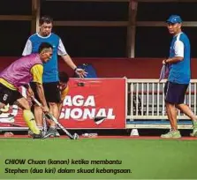  ??  ?? CHIOW Chuan (kanan) ketika membantu Stephen (dua kiri) dalam skuad kebangsaan.