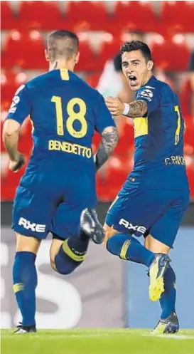  ?? (@BOCAJRSOFI­CIAL) ?? Protagonis­tas. Pavón festeja su gol junto con Benedetto, quien lo asistió. Fue el 1-1 parcial. “El Pipa” también asistió a Zárate.