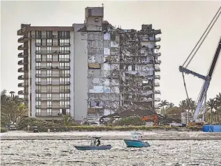  ??  ?? Trabajos. La demolición derribó la estructura de 12 plantas y 40 años de antigüedad.