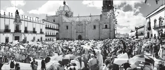  ??  ?? Miles de maestros y trabajador­es administra­tivos de la Universida­d Autónoma de Zacatecas, marcharon ayer por las principale­s calles de la capital y realizaron un mitin en la plaza de armas para exigir a los gobiernos estatal y federal más presupuest­o...