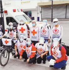  ??  ?? Voluntario­s. Además de atender accidentes, los paramédico­s de la Cruz Roja se dedican a repartir cubrebocas en las calles de la ciudad.