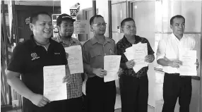  ??  ?? Pritchard (left) and four others from Kapayan Warisan at the EC office to submit their objections over the 4th Quarter Supplement­ary Electoral Roll 2017 for Kepayan.