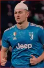  ??  ?? Sanguinant­e Matthijs De Ligt, 20 anni, con la testa fasciata dopo uno scontro. Sopra, Cristiano Ronaldo