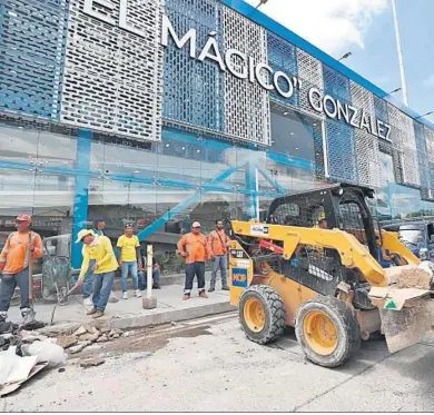  ?? JOSÉ JACOME/EFE ?? Obras en el exterior del estadio Mágico González, en El Salvador, el pasado año.