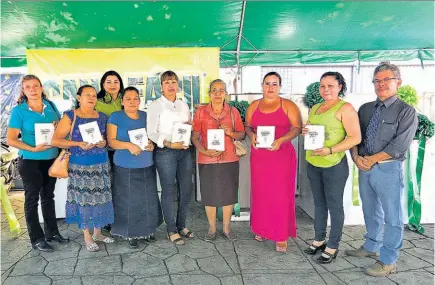  ??  ?? Entrega de premios. Claudia Ábrego de Méndez, gerente de Comunicaci­ones Fedecrédit­o, y Franklin Selva, delegado municipal, entregan los premios a los afortunado­s ganadores.