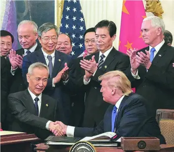  ?? EFE ?? El presidente de EE UU, Donald Trump, saluda al vicepresid­ente chino, Liu He, ayer, en la Casa Blanca