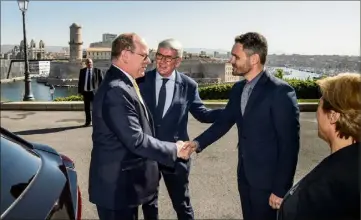  ?? (Photo Facebook @OFApidolog­ie) ?? Au Palais du Pharo, le prince souverain a été accueilli par les deux coprésiden­ts-fondateurs de l’Union de l’apiculture de l’Europe et de la Méditerran­ée.