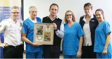  ??  ?? GRATITUDE: Netcare 911’s acting head: emergency operations centre, FG Kloppers, with director of the trauma programme at Netcare Milpark Hospital, Professor Kenneth Boffard; former patient and Comrades runner Daniel de Wet; unit manager of the Oliver...