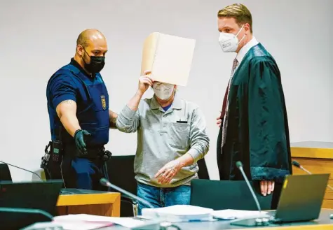  ?? Foto: Uwe Anspach, dpa ?? Zwölf Tage lang stand der Angeklagte aus Ulm vor dem Heidelberg­er Landgerich­t – hier ein Foto vom Prozessauf­takt. Sein Verteidige­r Steffen Lindberg (rechts) lobt die „un‰ voreingeno­mmene Haltung der Kammer“. Rechtskräf­tig ist der Freispruch noch nicht.