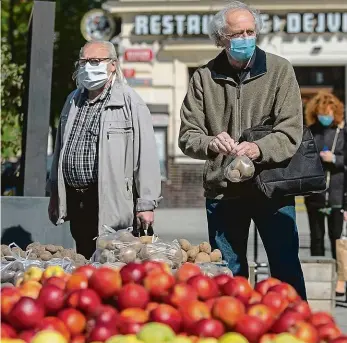  ?? Foto: Michal Sváček, MAFRA ?? Poprvé otevřeno Na Hradčanské si včera mohli Pražané letos poprvé zajít na farmářské trhy. Bylo nutné udržovat bezpečnost­ní rozestupy a na místě byla i dezinfekce.