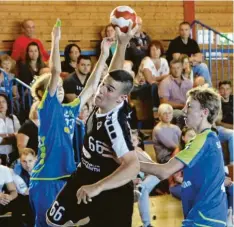  ?? Foto: Roland Stoll ?? Lukas Müller (schwarzes Trikot) war beim Wertinger Sieg in Eching dreimal erfolgreic­h.