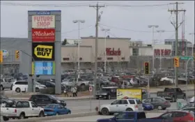  ?? JOHN WOODS, THE CANADIAN PRESS ?? The closing of Future Shop stores adds to the woes of big-box retail developmen­ts. Some sites could be transforme­d into office space, schools or even residentia­l developmen­ts.