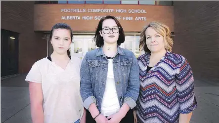  ?? RYAN MCLEOD ?? The Stasiuk family — from left, Marley, Landry and their mother Tanya — have been fighting Foothills Composite High School in Okotoks over school fees they don’t feel are legal.