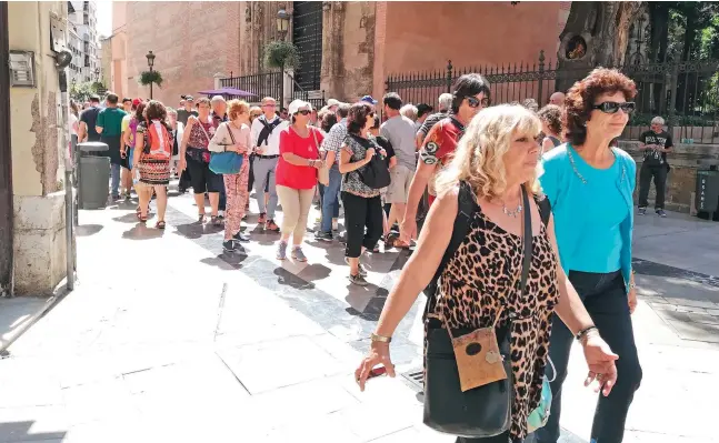  ?? Fotos: Nicolas Hock ?? Touristenm­assen an einem Donnerstag­vormittag in der Calle Cister. Der Touristenb­oom hat in Málaga erst vor zwei oder drei Jahren so richtig eingesetzt.