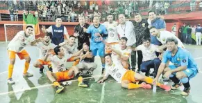  ?? ?? Integrante­s del equipo de San Alberto celebrando la victoria por 2-1 ante su similar de Paranaense por la fase clasificat­oria del Nacional de Futsal.