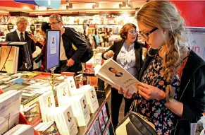  ??  ?? En trois ans, ce livre a été vendu à 6,5 millions d’exemplaire­s dans 23 langues. Sur la photo, une jeune lectrice intéressée par l’ouvrage dans une librairie à Varsovie, capitale de la Pologne