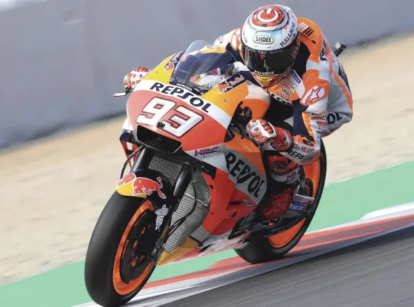  ??  ?? [4] et [5] Assagi ? Après son résultat blanc du Mugello, Marc Marquez a presque été “sage” dans ce GP où tant de pilotes sont partis à la faute. Avant cela, pendant les essais, il avait tout de même encore fait des figures... Sa deuxième place lui permet de prendre de gros points et d’accroître son avance sur Rossi au classement provisoire. [6] Encore mieux Pourtant parti de la dixième place sur la grille suite à un crash aux essais, Cal Crutchlow a terminé quatrième et premier pilote satellite. Une perf qui lui permet de grimper de passer de la 8e à la 6e place du classement, huit points derrière le troisième, Viñales.