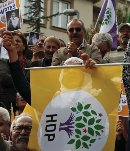  ??  ?? PROKURDISK­A ANHÄNGARE. Prokurdisk­a Folkens demokratis­ka parti (HDP) är inte ensamt om att försöka vinna kurdiska