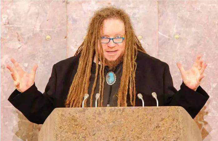  ??  ?? Jaron Lanier kan fremstå som teknologis­keptiker, men en skal ikke skue hunden på hårene.FOTO: MICHAEL PROBST, AP / NTB SCANPIX