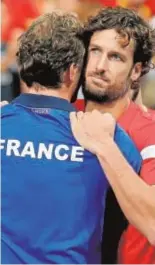  ?? REUTERS ?? Feliciano López se abraza a Benneteau, el sábado tras el partido de dobles en Lille