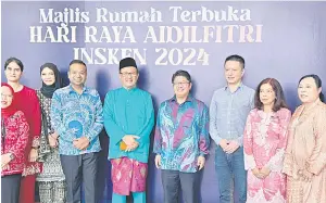  ?? ?? RUMAH TERBUKA: majlis itu.
Ewon bergambar bersama tetamu dan warga KUSKOP yang hadir pada