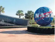  ??  ?? Como na Nasa. Entrada do Kennedy Space Center (acima); abaixo, experiênci­a para cultivo de alimentos em Marte e as paisagens pantanosas da Circle B Bar