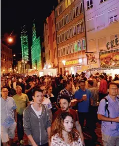  ?? Archivfoto: Silvio Wyszengrad ?? Beim ersten Mal lockten die „Augsburger Sommernäch­te“Zehntausen­de auf die Stra ßen. Heuer findet die Veranstalt­ung wieder statt.