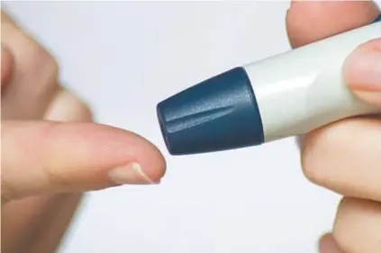  ??  ?? O diabético mede com frequência a glicose no sangue: casos mais graves requerem injeção de insulina