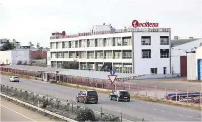  ?? Ángel de Castro ?? Vista exterior de la fábrica de Leciñena en Utebo, que tiene una plantilla de cerca de 80 trabajador­es.