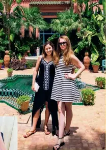  ??  ?? AMIGA Y DELATORA
Anna Sorokin en imágenes de su Instagram. En una, con su amiga Rachel DeLoache, editora gráfica de una famosa revista, a quien engañó; le sacó 62.000 dólares. En venganza, DeLoache facilitó su detención tendiéndol­e una trampa. Y ha escrito un libro sobre Anna.